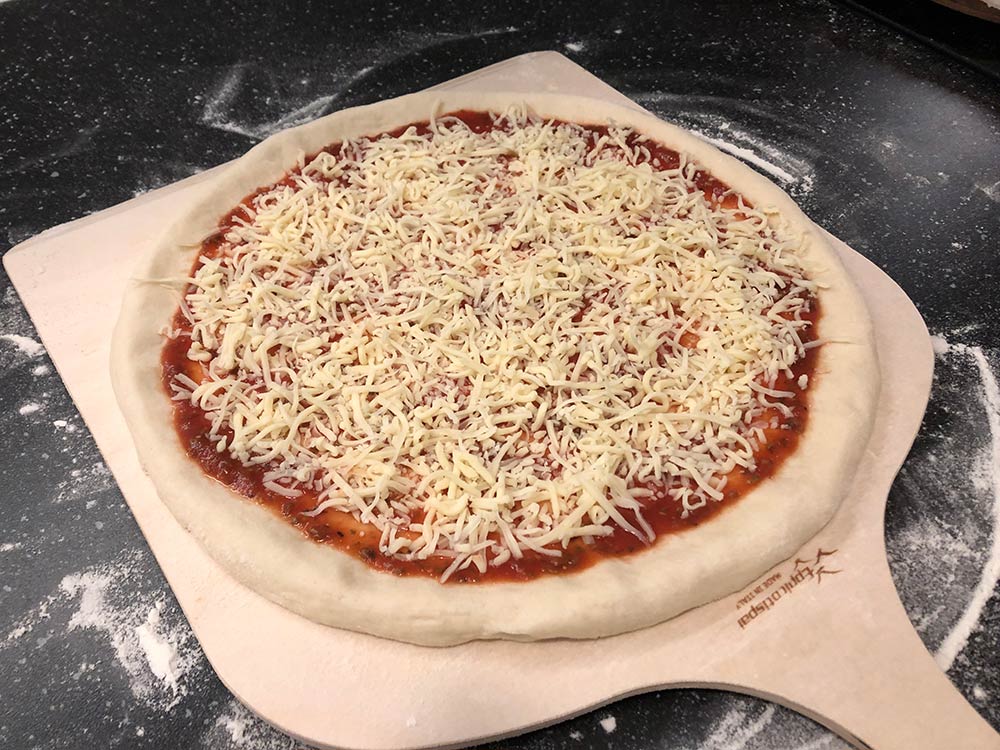 Pizzabotten med tomatsås och riven ost